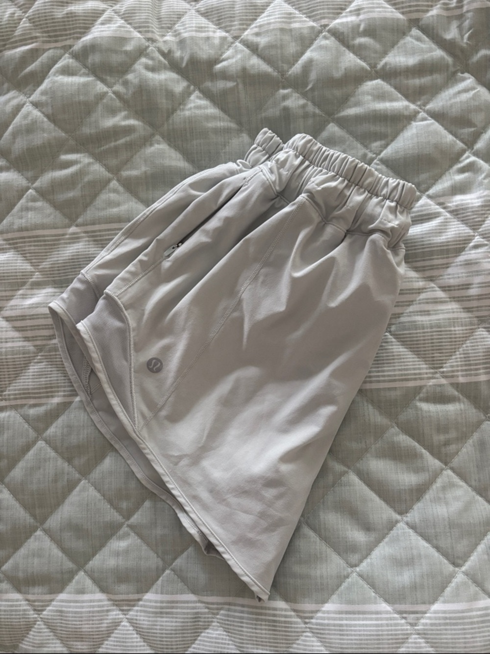 lululemon athletica pale blue hotty hot shorts 4”
